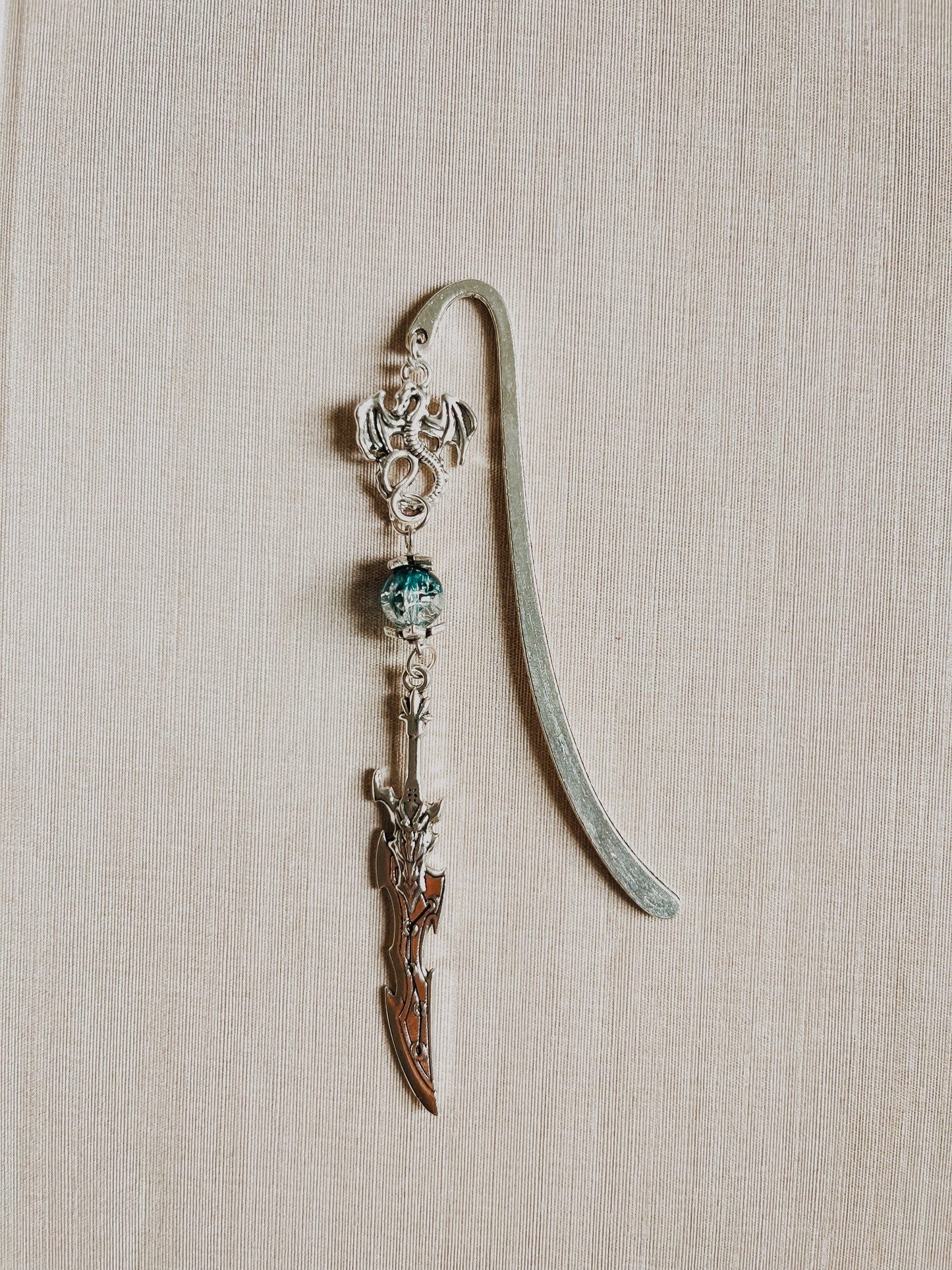 Kovová záložka s motivem ČTVRTÉ KŘÍDLO